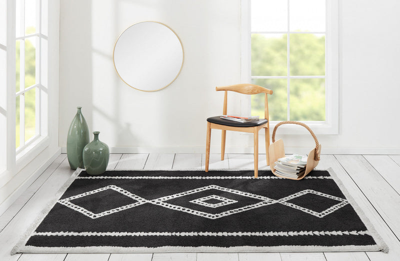 Zelda Contemporary 5'3\" x 7'2\" Area Rug in Black Indoor Area Rug 