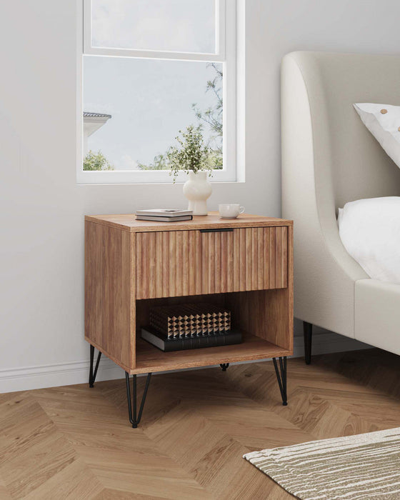 Dumbo Modern 20\" Fluted Nightstand in Golden Brown (1-Drawer) 
