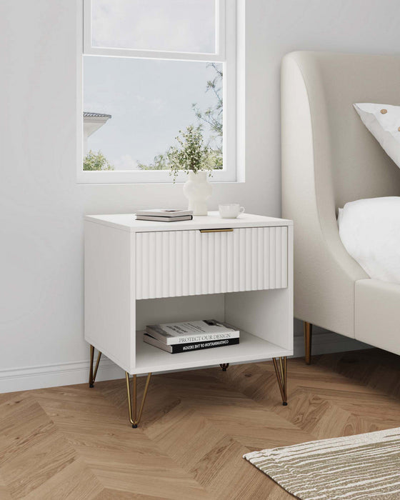 Dumbo Modern 20\" Fluted Nightstand in White (1-Drawer) 