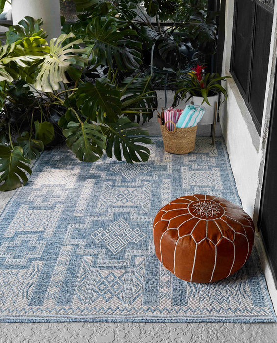 Nyra Transitional 5'3\" x 7'0\" Area Rug in Blue Indoor Area Rug 