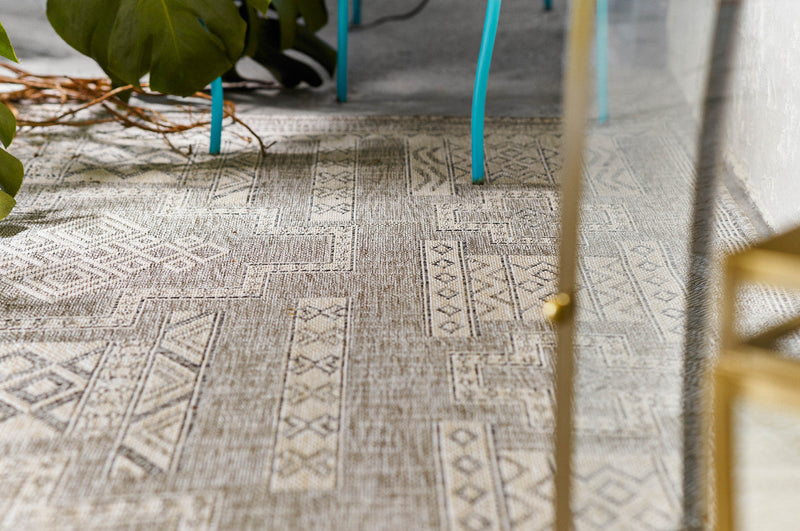 Nyra Transitional 6'6\" x 9'0\" Area Rug in Grey Indoor Area Rug 