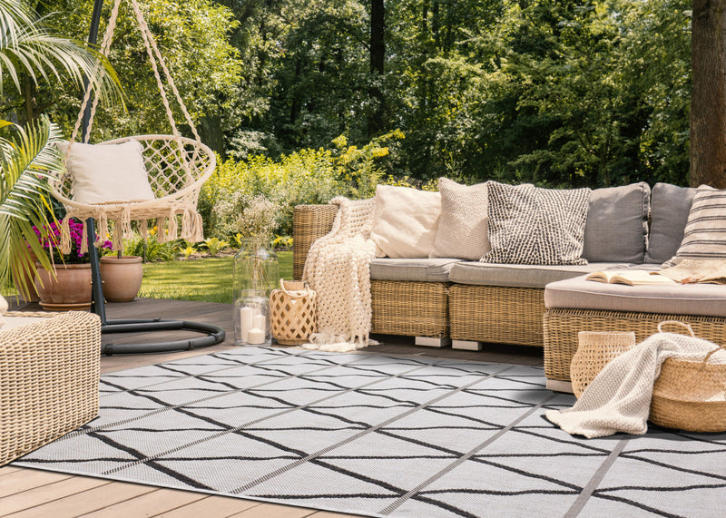 Jackson Diamond Indoor/Outdoor Area Rug - 6'7\" x 9'6\"