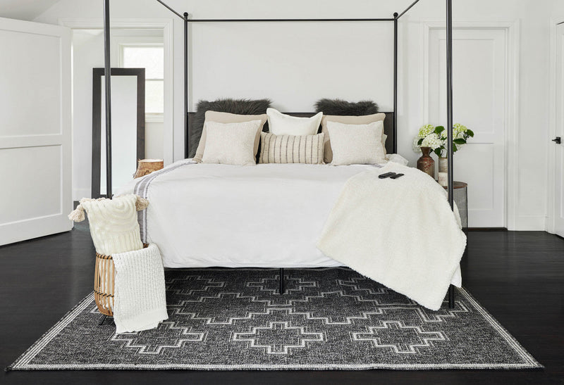 Esina Transitional 5'3\" x 7'0\" Area Rug in Black Indoor Area Rug 