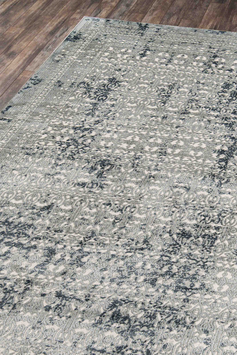 Mabel Traditional 5'1\" x 7'7\" Area Rug in Green Indoor Area Rug 