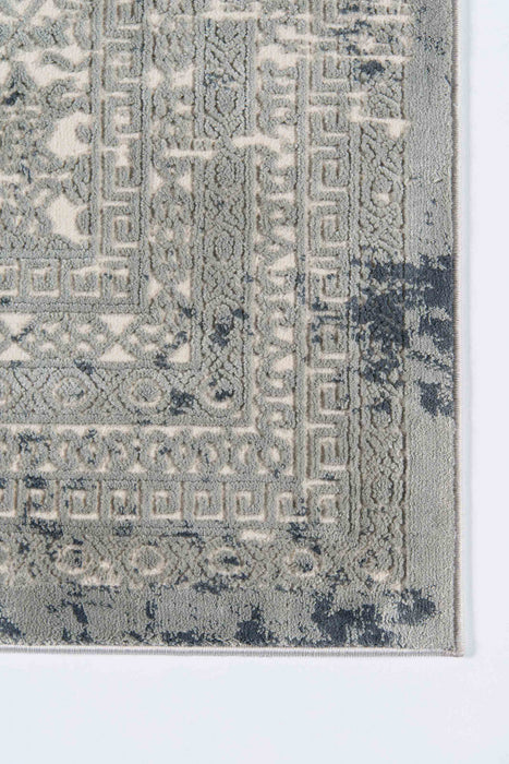 Mabel Traditional 5'1\" x 7'7\" Area Rug in Green Indoor Area Rug 