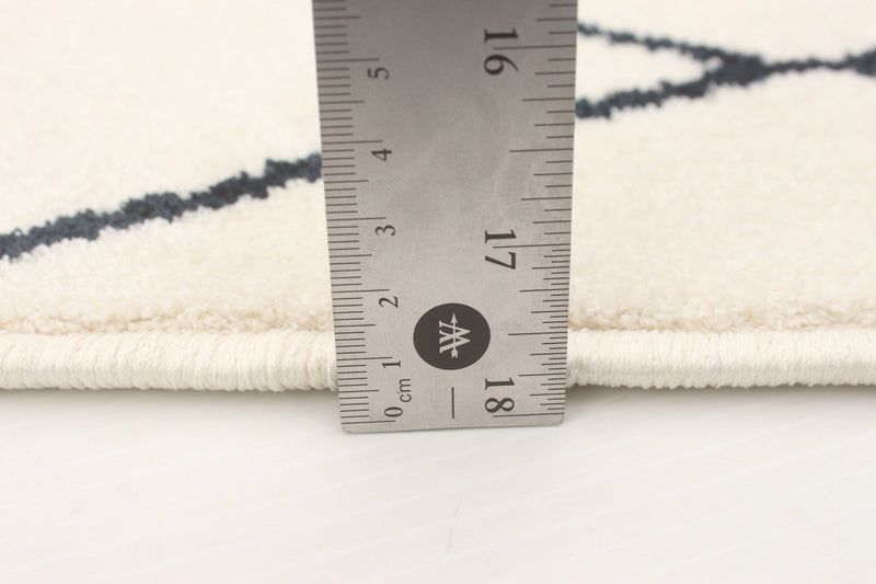 August White-Navy 5'3\" x 7'3\" Area Rug