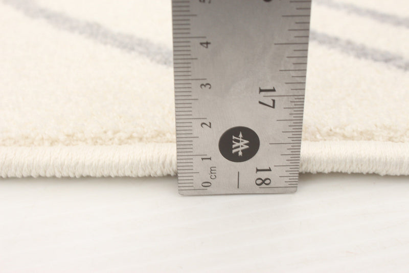 August Geod White-Grey 6'7\" x 9'6\" Area Rug